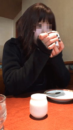 コーヒーを飲んでいる女性